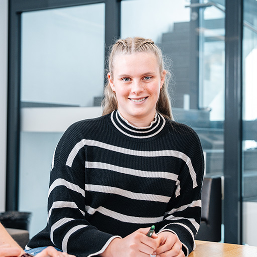 hier eine junge Dame in einem gestreiften Pullover