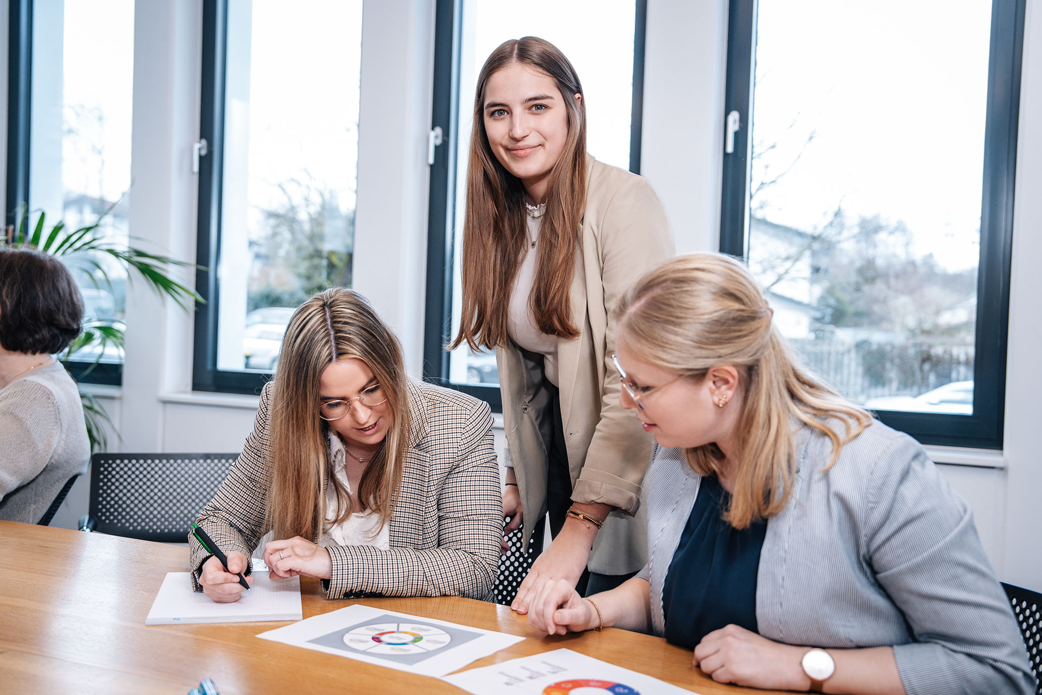 drei Damen die gemeinsam arbeiten und sich Austauschen über Datenblätter