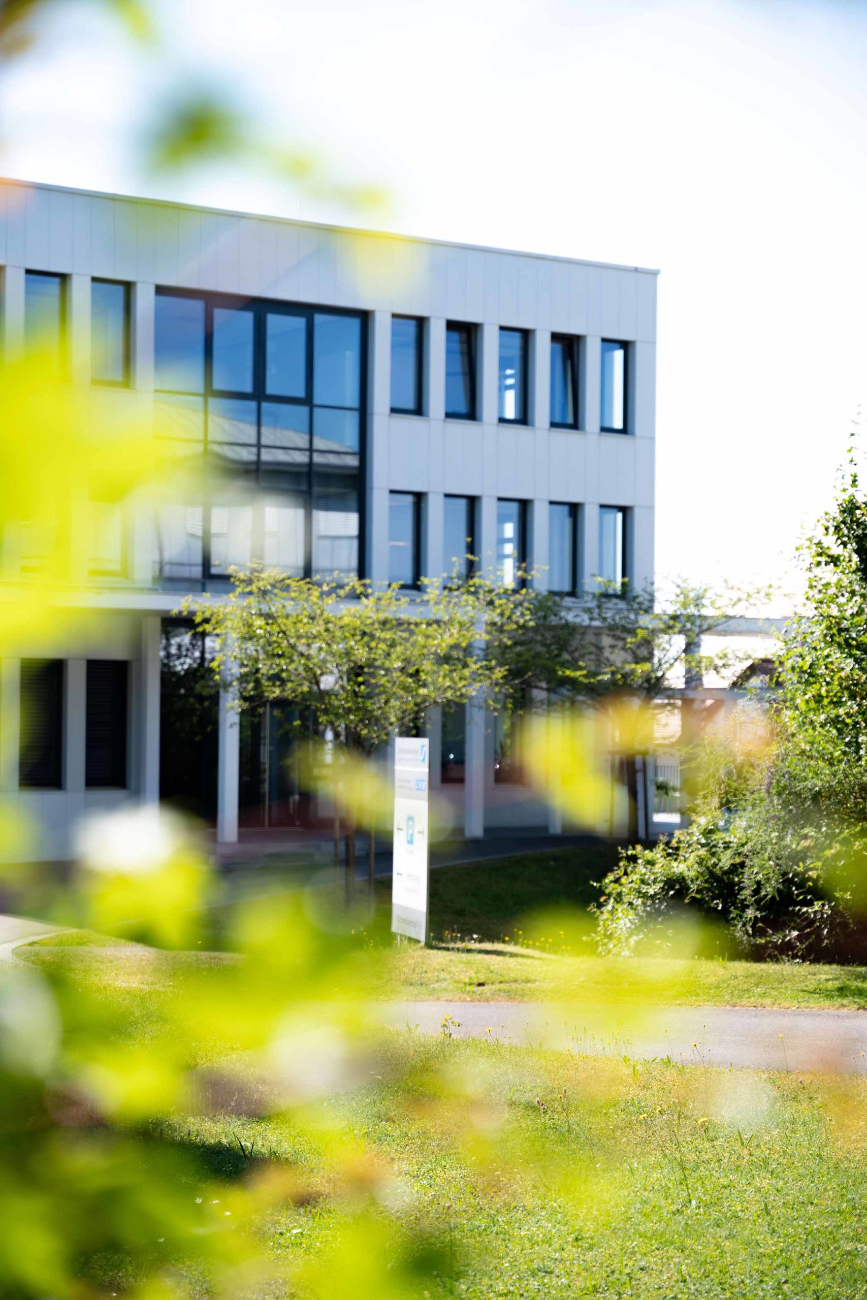 Bild von dem Steuerkanzlei Gebäudebei schönem Wetter