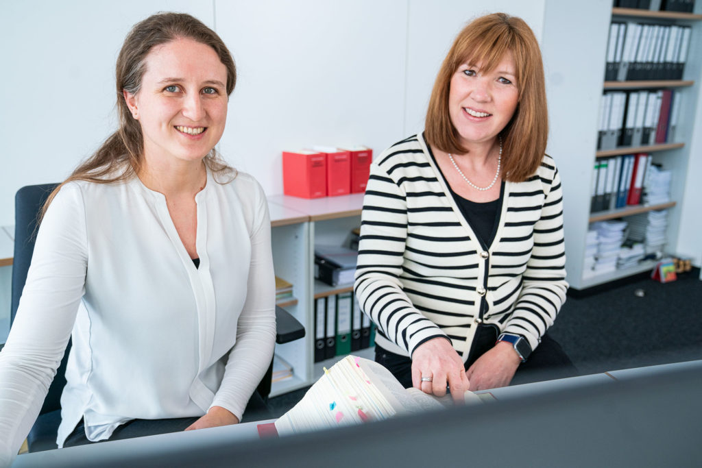 zwei Damen am Arbeitsplatz am arbeiten