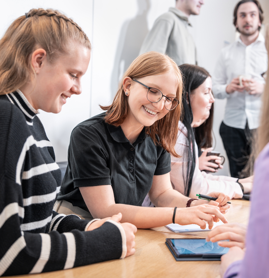 ein junges Team am Teammeeting halten