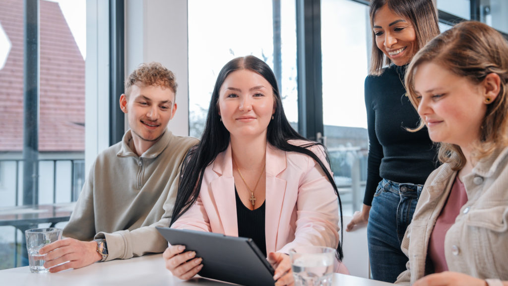 ein junges Team hat spaß bei der Arbeit